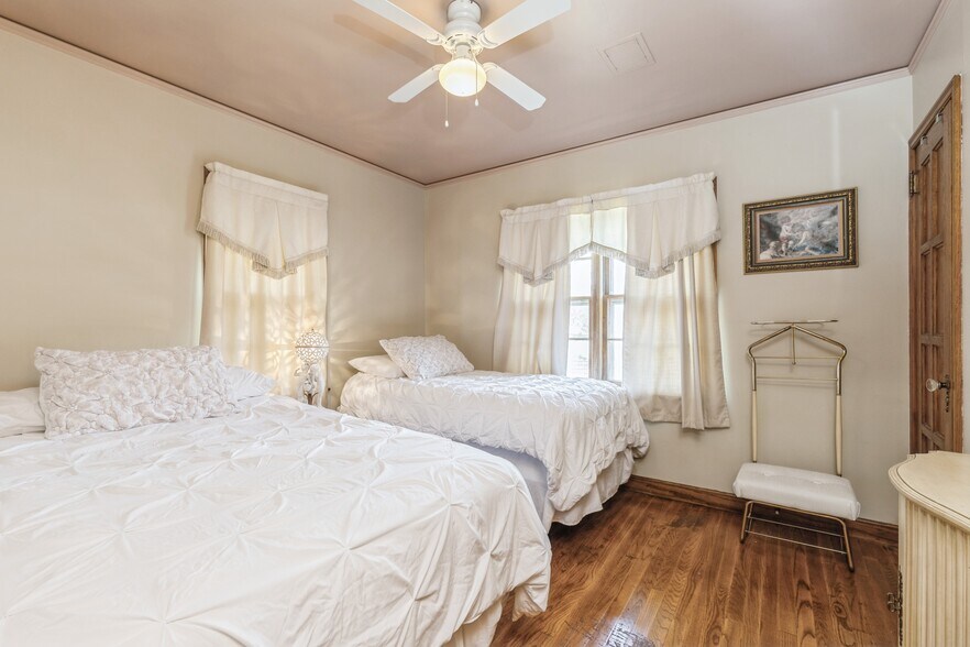 More Photos Of 324 1st St, Des Moines General Retail For Sale