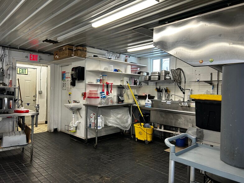 More Photos Of 1502 S Westnedge Ave, Kalamazoo Freestanding For Sale