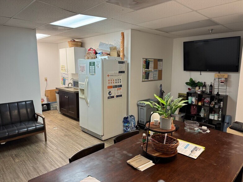 More Photos Of 3032-3090 44th Ave N, Saint Petersburg Warehouse For Lease
