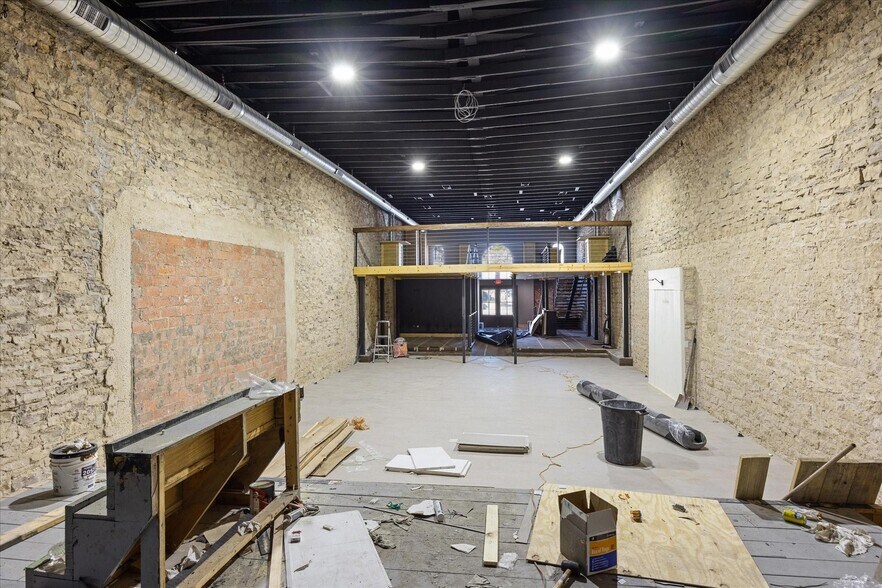 More Photos Of 114 NE Barnard St, Glen Rose Storefront For Lease