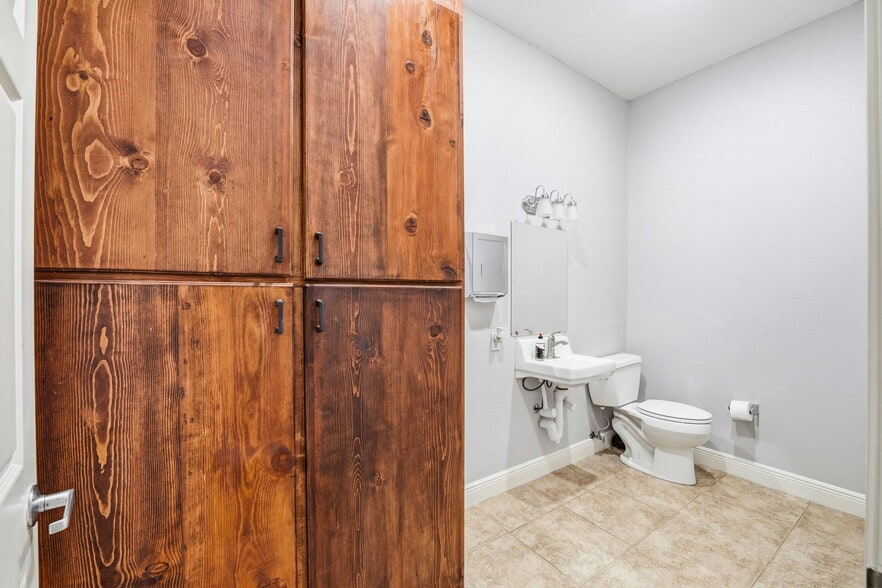 More Photos Of 15303 Huebner Rd, San Antonio Medical For Sale