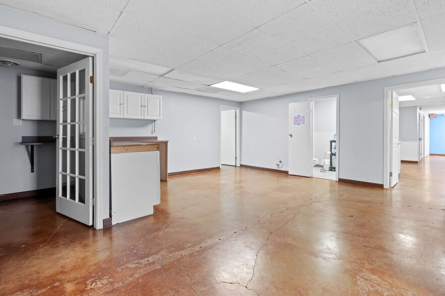 More Photos Of 5620 Rowlett Rd, Rowlett Veterinarian Kennel For Sale