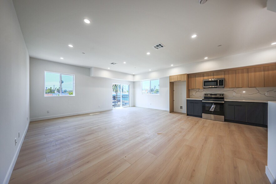 More Photos Of 2010 S Dunsmuir Ave, Los Angeles Multifamily For Sale