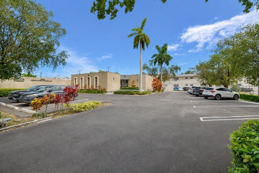 More Photos Of Sans Souci Blvd, Miami Office For Sale