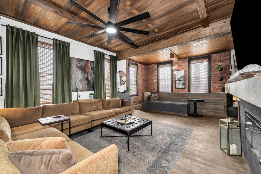 More Photos Of 110 S 2nd St, Ozark Flex For Sale