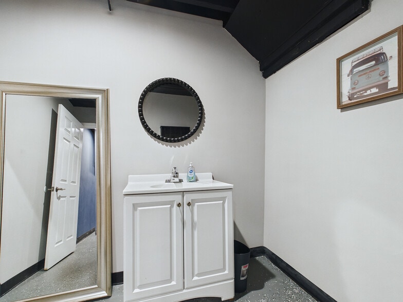 More Photos Of 407 Jacob St, Saint Jacob Specialty For Sale