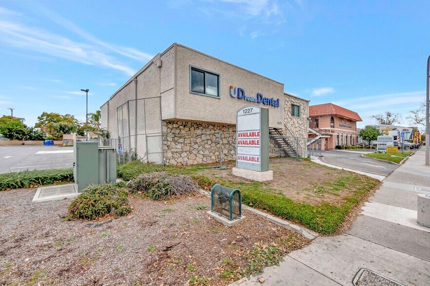 More Photos Of 1227 W 17th St, Santa Ana Medical For Sale