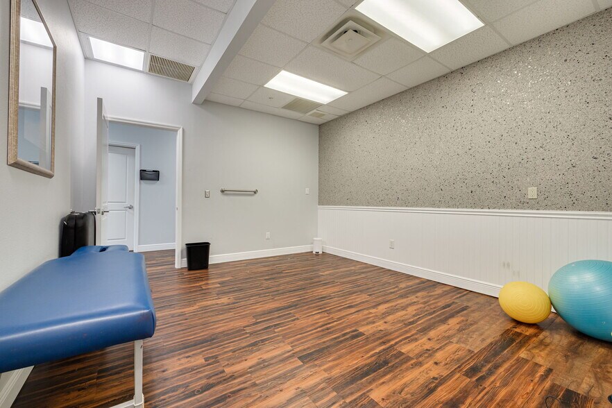 More Photos Of 1033 West Bay Dr, Largo Office For Lease