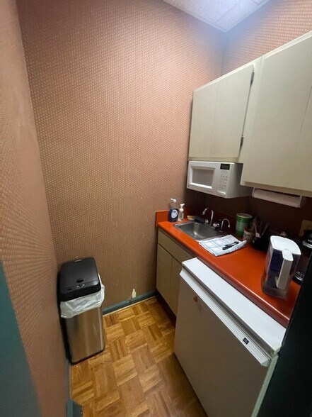 More Photos Of 5100 Bernard Dr, Roanoke Medical For Sale