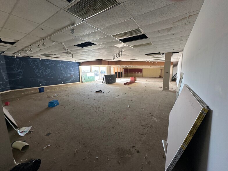 More Photos Of 301-373 W Golf Rd, Schaumburg Unknown For Lease