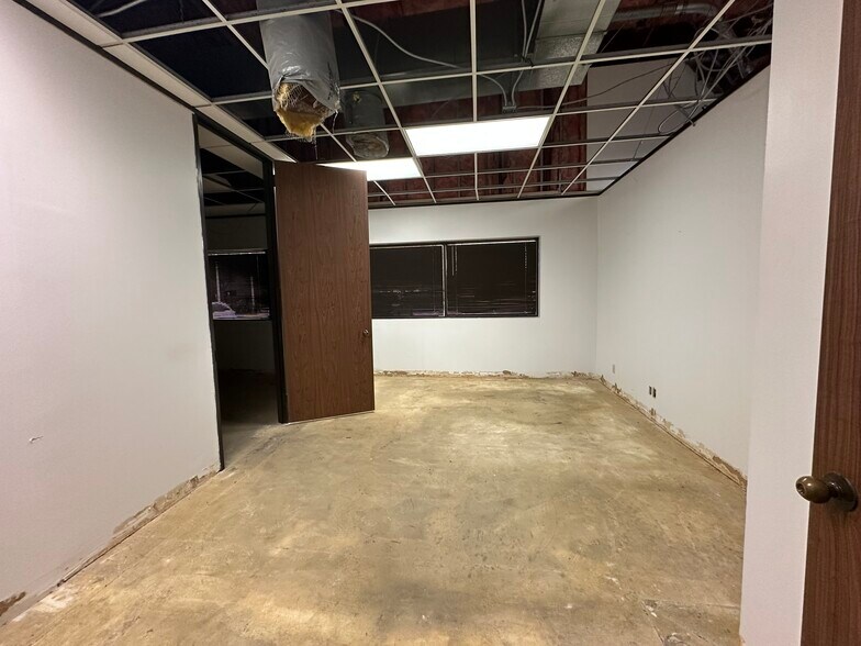 More Photos Of 10595 Westoffice Dr, Houston Light Distribution For Lease
