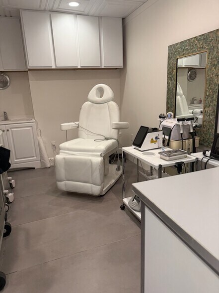 More Photos Of 200 Newport Center Dr, Newport Beach Medical For Lease