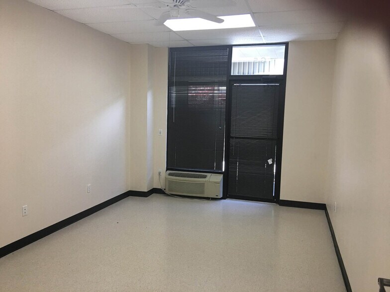 More Photos Of 12455 Westpark Dr, Houston Self Storage For Lease