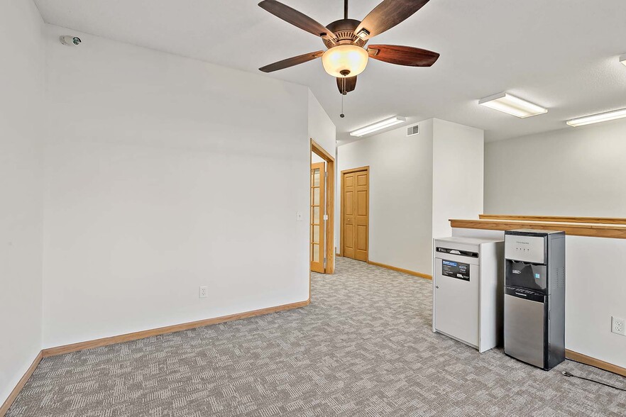 More Photos Of 2560-2568 Rice St, Saint Paul Office For Sale