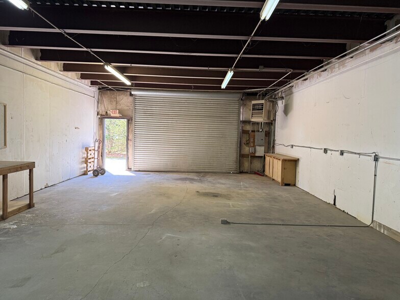 More Photos Of 840 Shallowford Rd NE, Kennesaw Warehouse For Lease