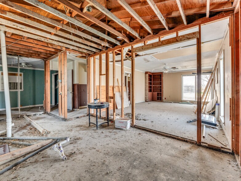 More Photos Of 1415 Jackson St, New Braunfels Office For Sale