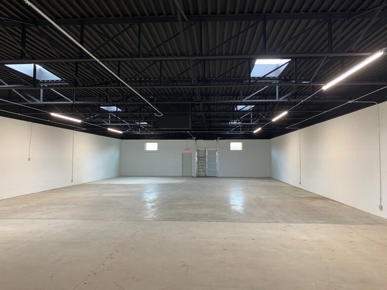 More Photos Of 2126 Irving Blvd, Dallas Showroom For Sale