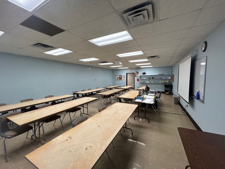 More Photos Of 3535 E Michigan St, Indianapolis Office For Sale