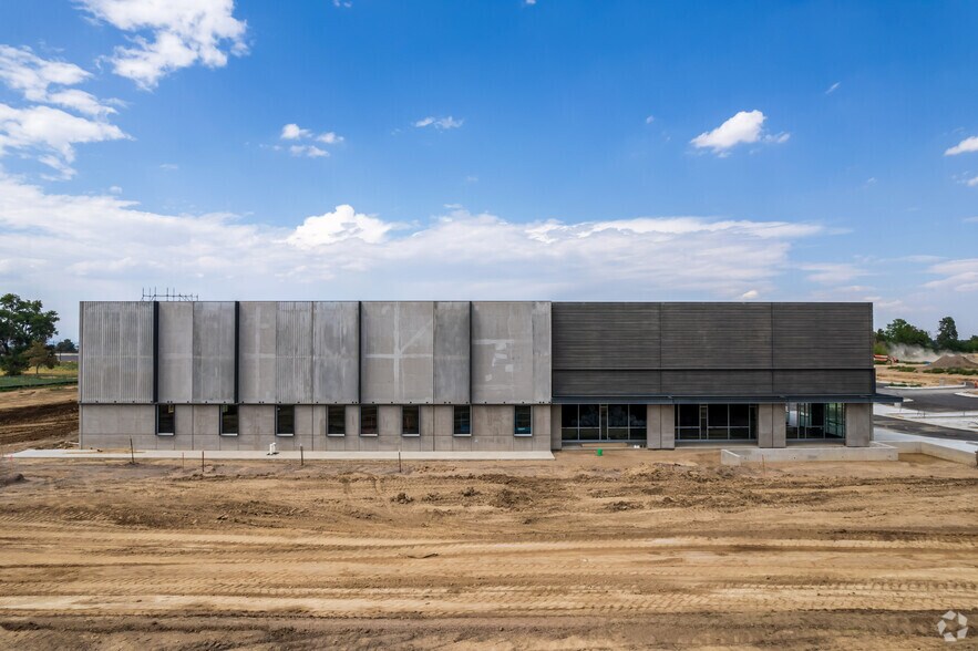 More Photos Of 2251 N Revere St, Aurora Light Manufacturing For Lease