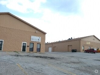 More Photos Of 1236-1248 Royal Dr, Papillion Warehouse For Lease