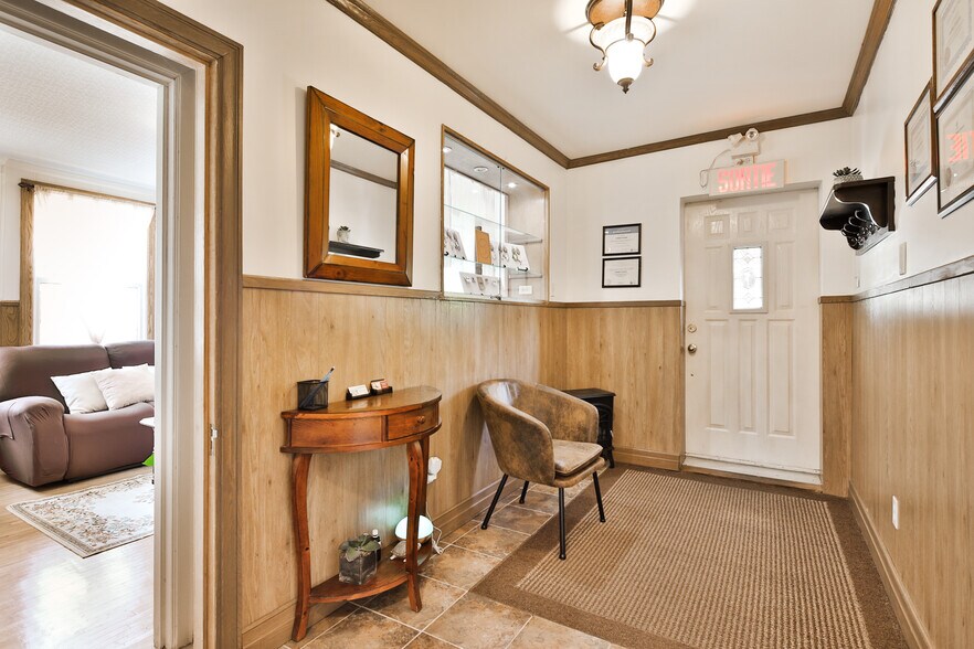 More Photos Of 2130 Av Bourgogne, Chambly Office For Sale