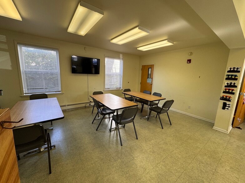 More Photos Of 518 Hegeman St, Schenectady Office For Sale