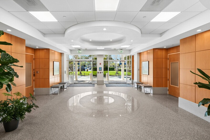 More Photos Of 7108-7121 Fairway Dr, Palm Beach Gardens Unknown For Lease