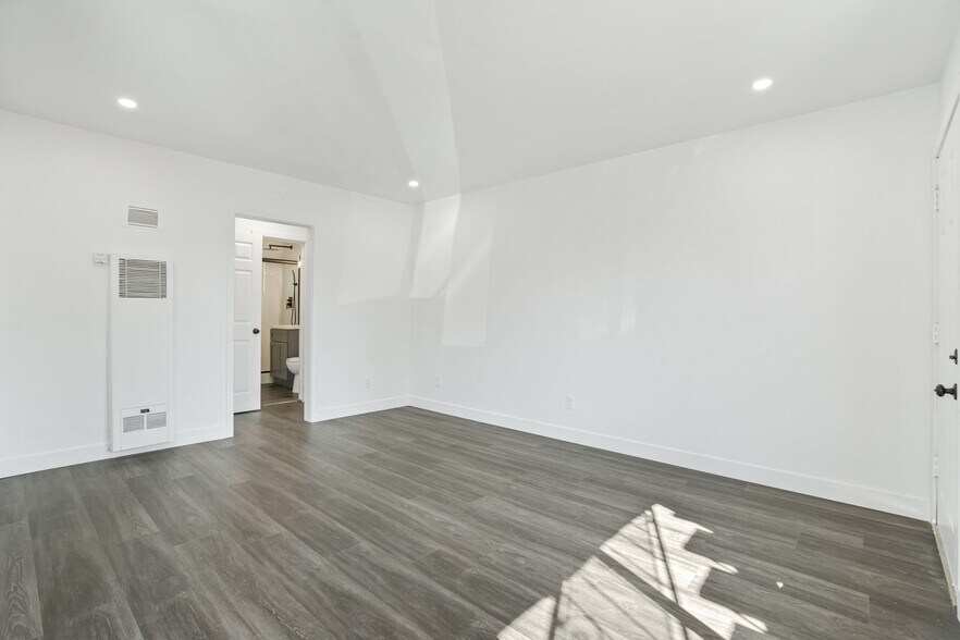More Photos Of 925 W 84th St, Los Angeles Apartments For Sale