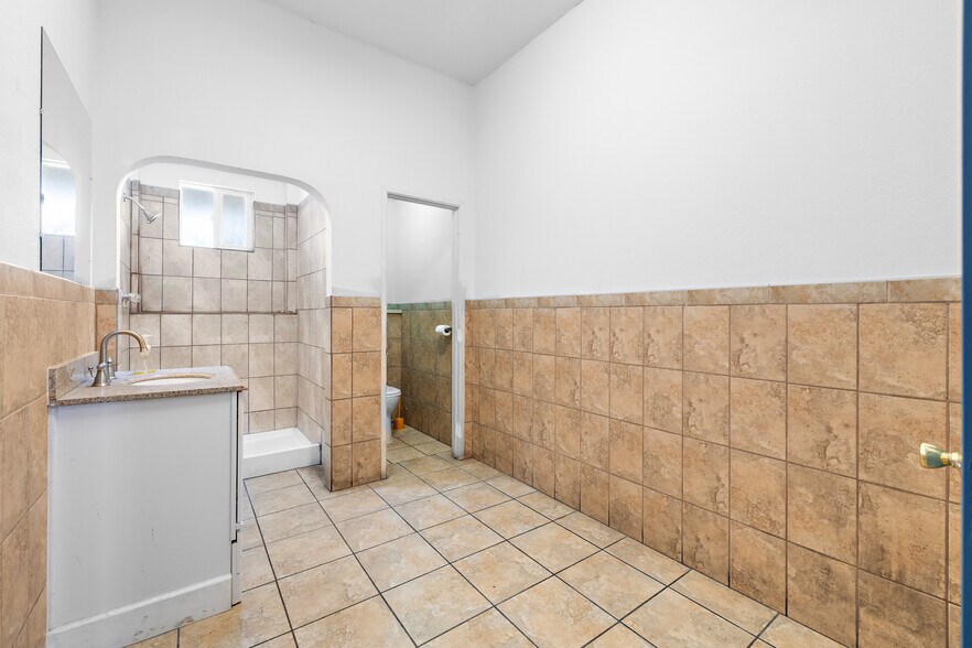 More Photos Of 5013-5017 Telegraph Rd, Los Angeles Light Manufacturing For Sale