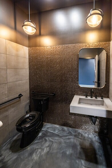 More Photos Of 2200 2nd Ave, Saint Petersburg Flex For Lease
