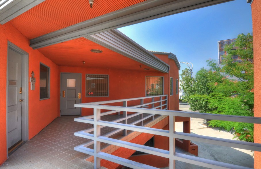 More Photos Of 14649 Victory Blvd, Van Nuys Medical For Lease