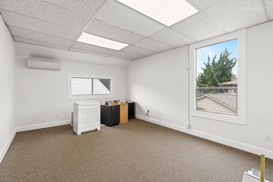 More Photos Of 1737 NE Broadway St, Portland Office For Sale