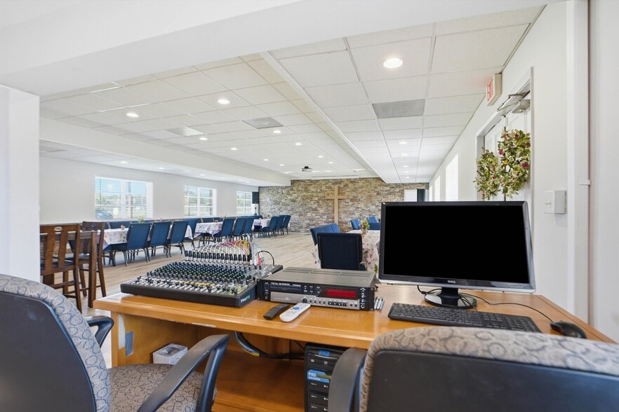 More Photos Of 8075 Lone Star Rd, Jacksonville Religious Facility For Sale