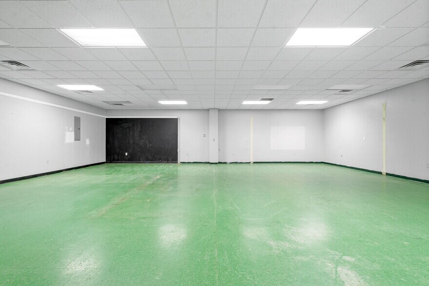 More Photos Of 131 Corporate Dr, Clarksville Flex For Lease