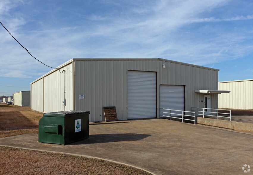 More Photos Of 207 Industrial Dr, Forney Warehouse For Lease