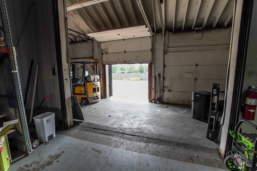 More Photos Of 960 French Rd, Cheektowaga Light Distribution For Sale