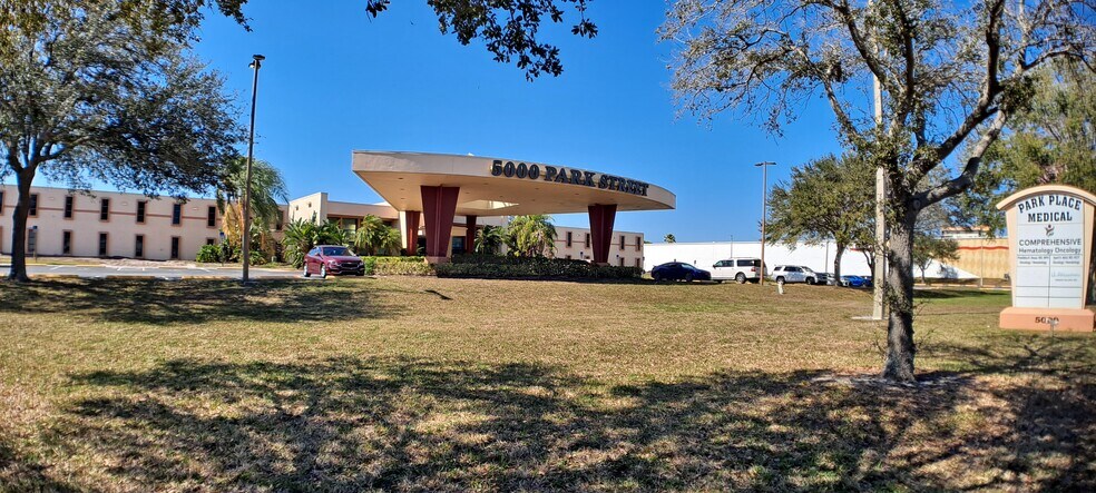 More Photos Of 5000 Park St N, Saint Petersburg Flex For Lease