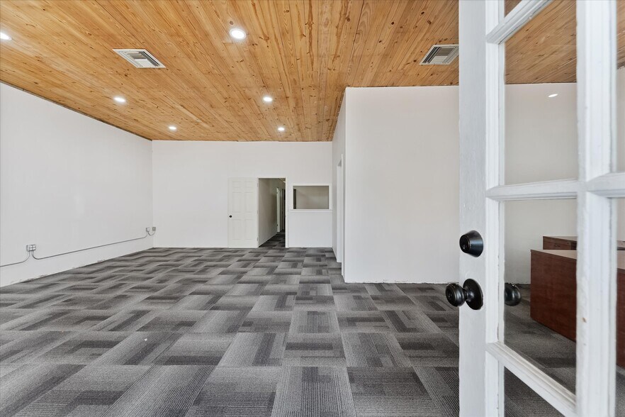 More Photos Of 313 E Main St, Humble Storefront Retail Office For Lease