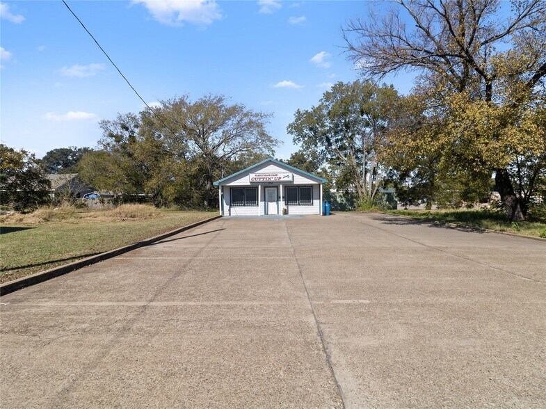 More Photos Of 208 W 1st Ave, Corsicana General Retail For Sale