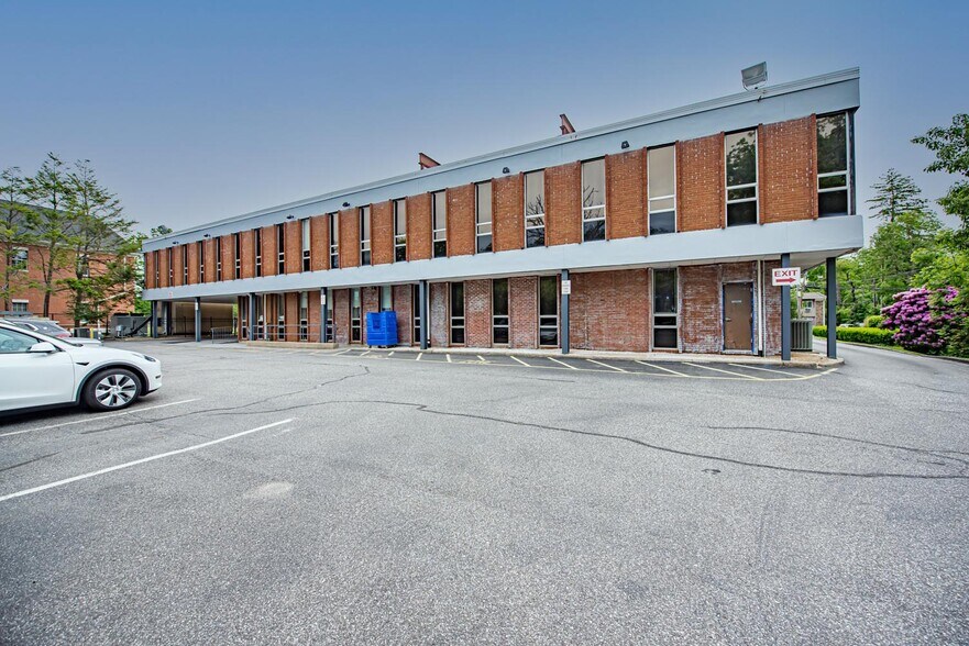 More Photos Of 80 Maple Ave, Smithtown Office For Lease