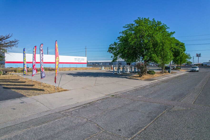 More Photos Of 695 Atwater Blvd, Atwater General Retail For Sale