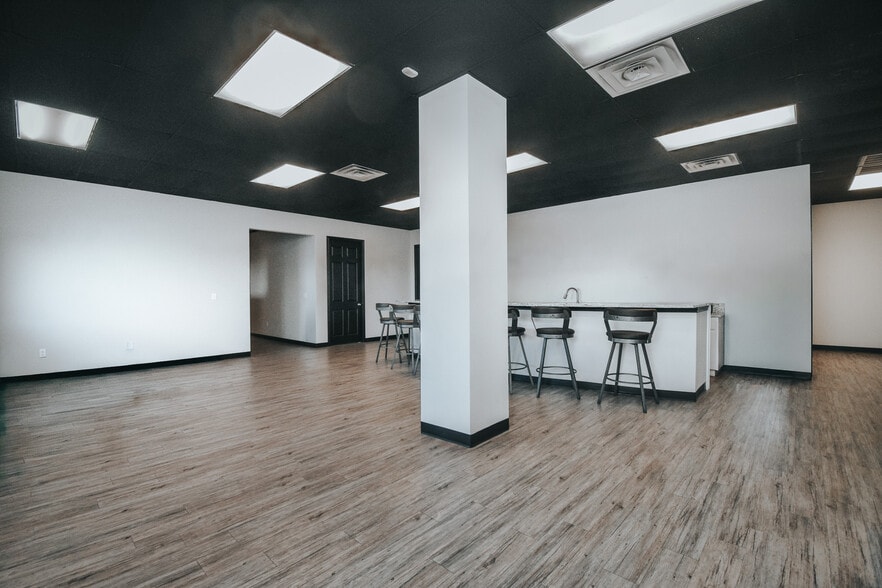 More Photos Of 13102 N Navarro St, Victoria Flex For Lease