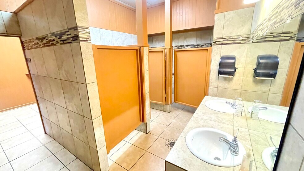 More Photos Of 209 N Washington St, Beeville Bar For Sale