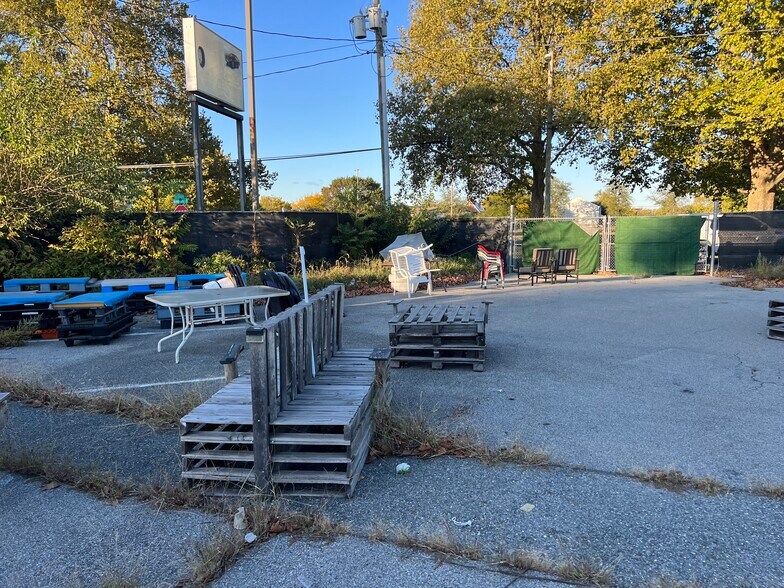 More Photos Of 1609 Northeast Blvd, Wilmington Restaurant For Lease