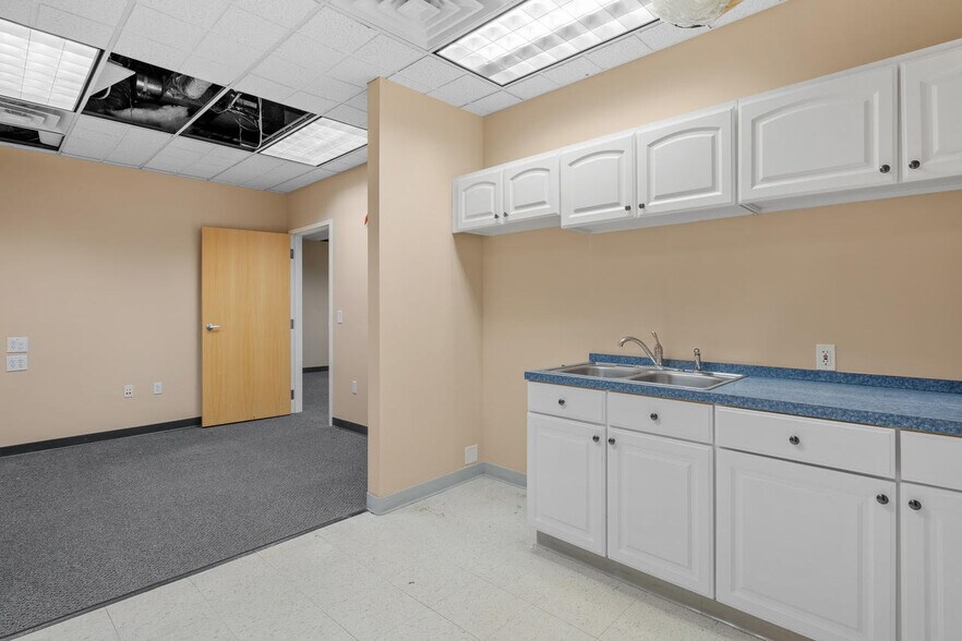 More Photos Of 2627 E Beltline Ave SE, Grand Rapids Medical For Lease