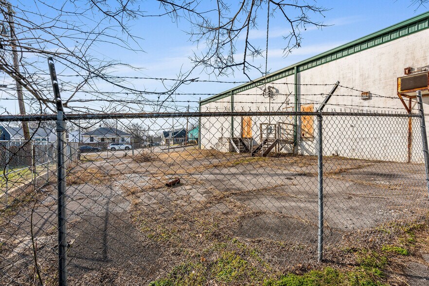 More Photos Of 1111-1115 Donelson Ave, Old Hickory Showroom For Lease