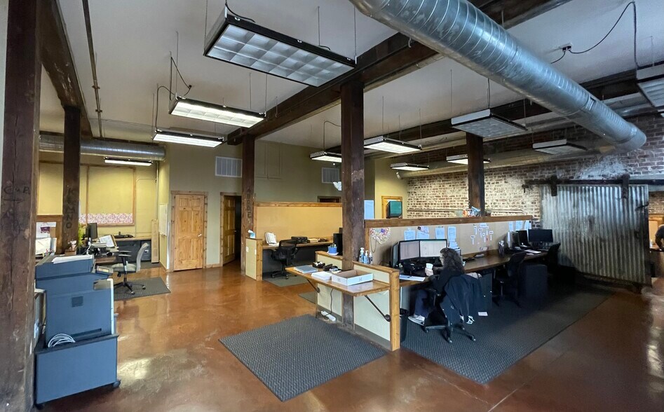 More Photos Of 323 N Patton Ave, Springfield Office For Sale