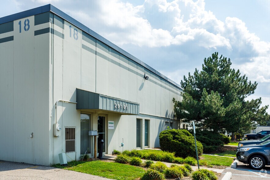 More Photos Of 29031-29045 Airport Dr, Romulus Unknown For Lease