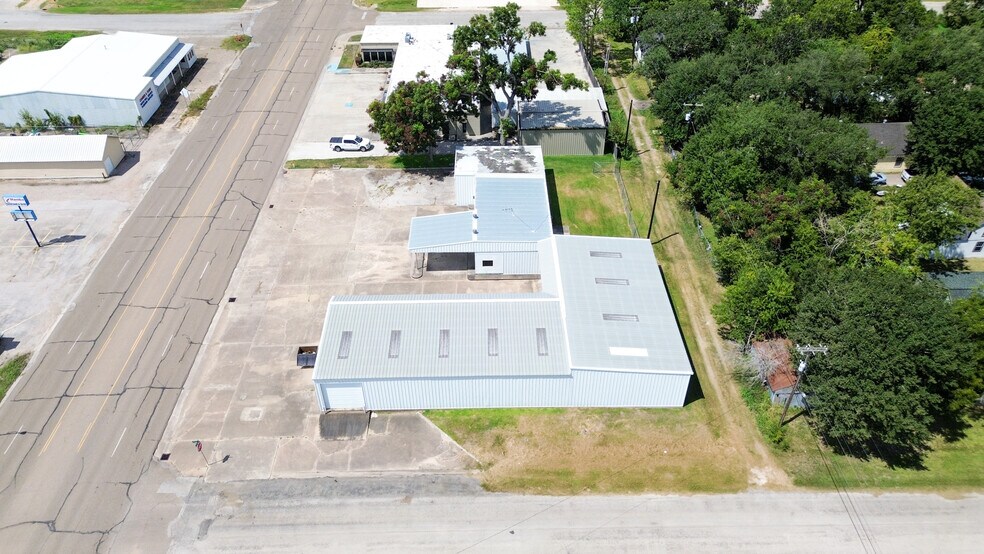 More Photos Of 619 E Jackson St, El Campo Warehouse For Sale