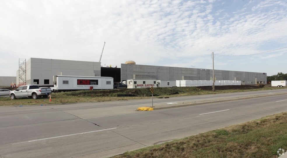 More Photos Of 11300-11398 Meredith Dr, Urbandale Warehouse For Lease